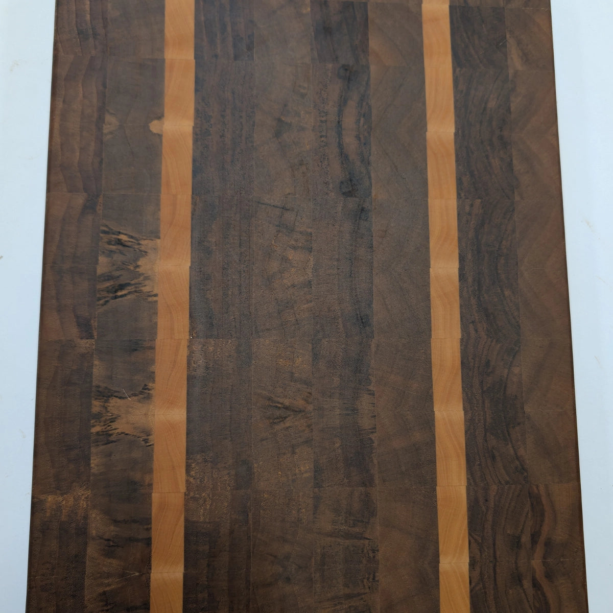 Planche de boucher XXL : Noyer massif en bois debout