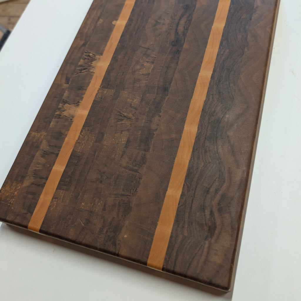 Planche de boucher XXL : Noyer massif en bois debout