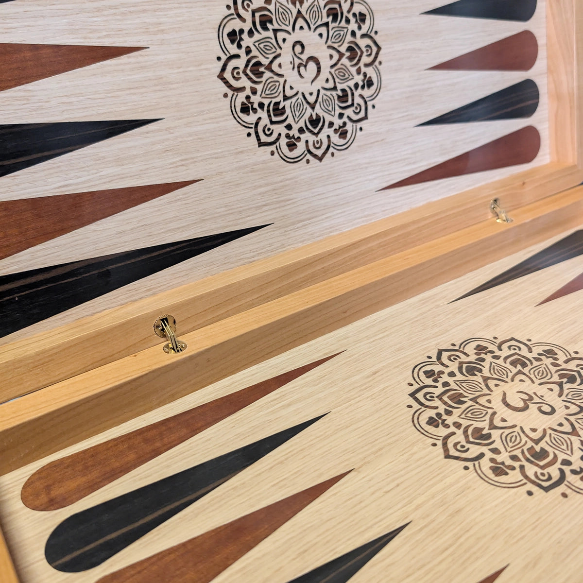 Plateau de Backgammon « Om » – Édition Limitée N°6/10