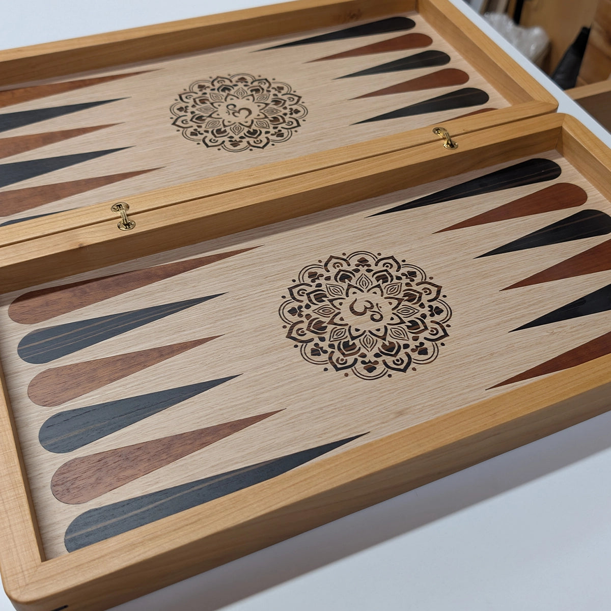 Plateau de Backgammon « Om » – Édition Limitée N°6/10